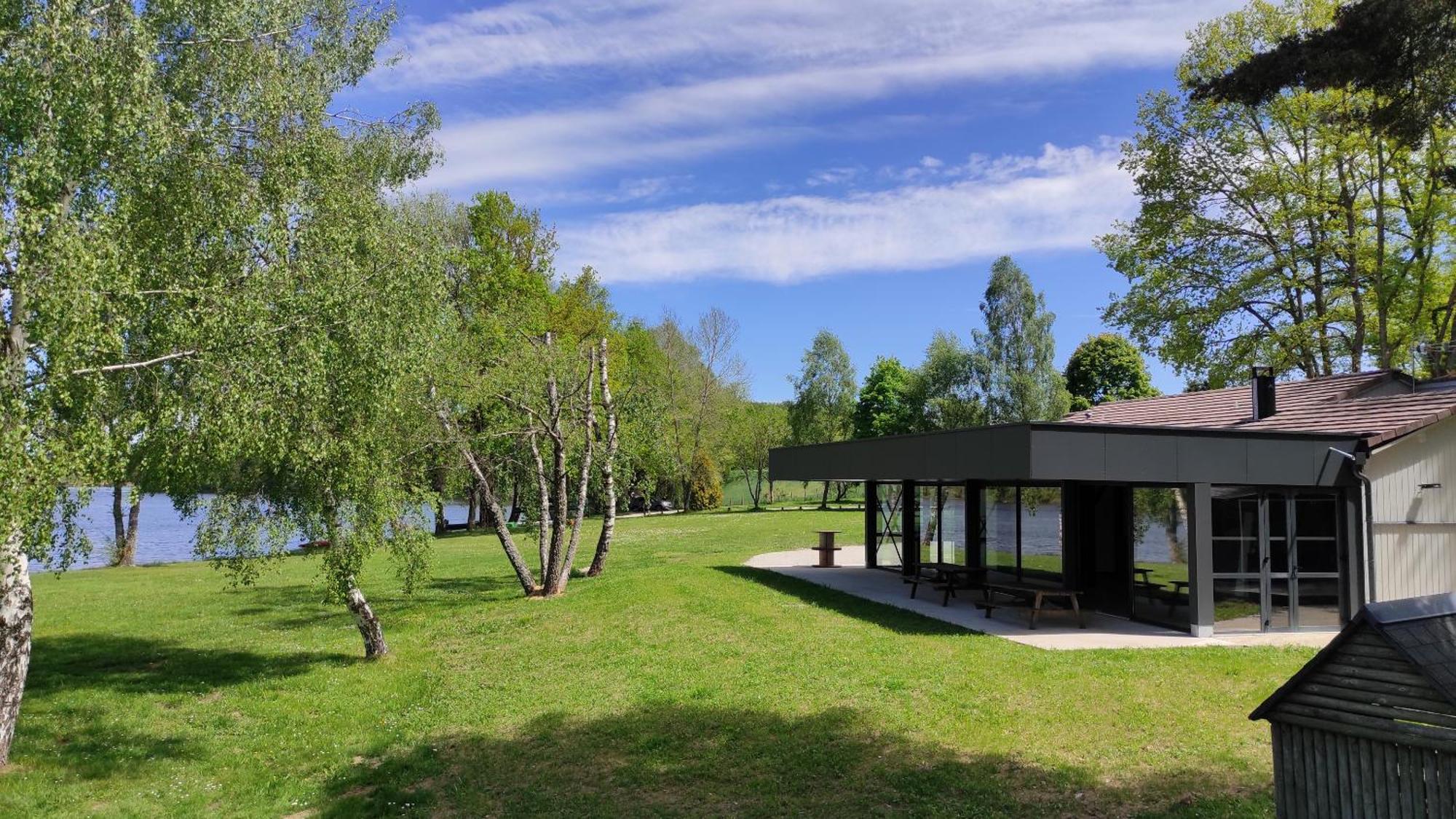 Chalet Lacustra Accessibles En Canoe Et Confort Flayat