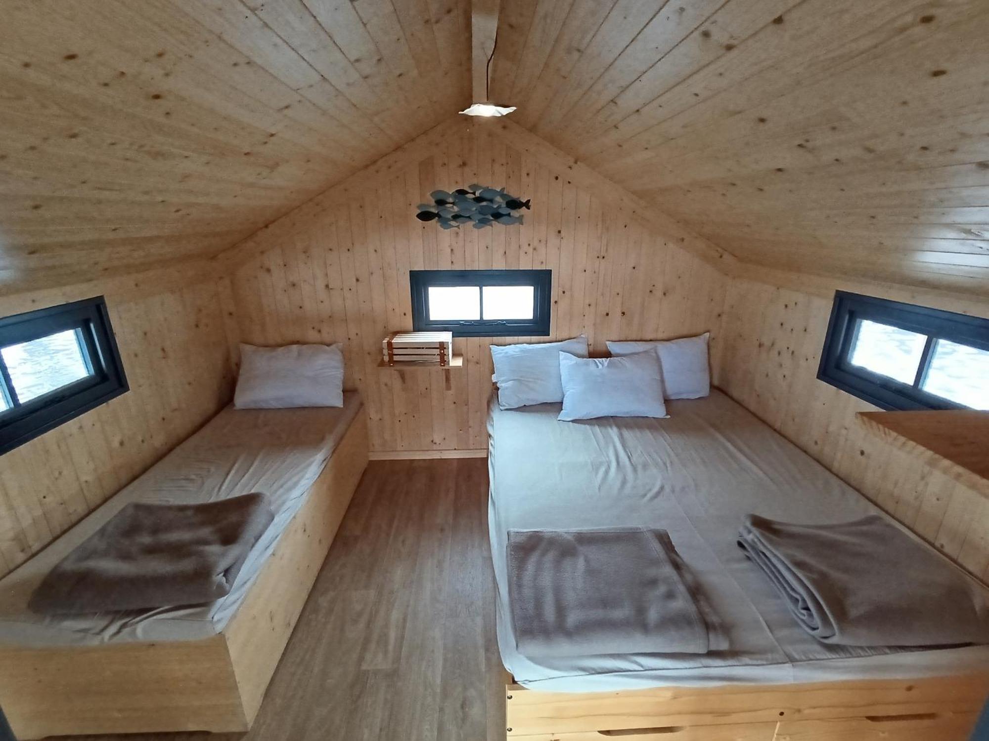 Chalet Lacustra Accessibles En Canoe Et Confort Flayat